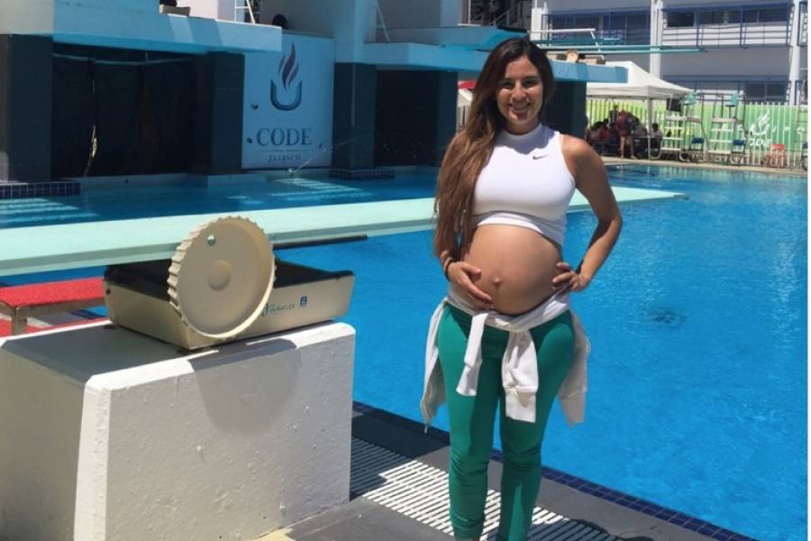 La espectacular foto abajo del agua de Paola Espinosa embarazada