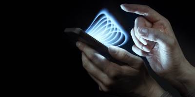 Fabrican celular sin batería que se carga con energía ambiental