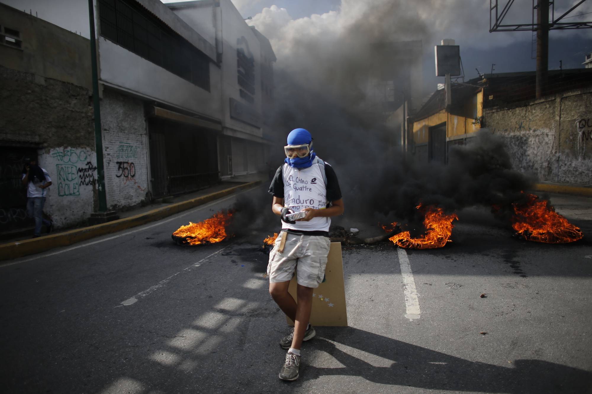 Un manifestante anti-gobierno descansa sobre su escudo en un bloque de carreteras, durante una protesta en Caracas, Venezuela, hoy jueves 6 de julio de 2017. Las protestas de la oposición exigen nuevas elecciones y denuncian inflación de tres dígitos, esc