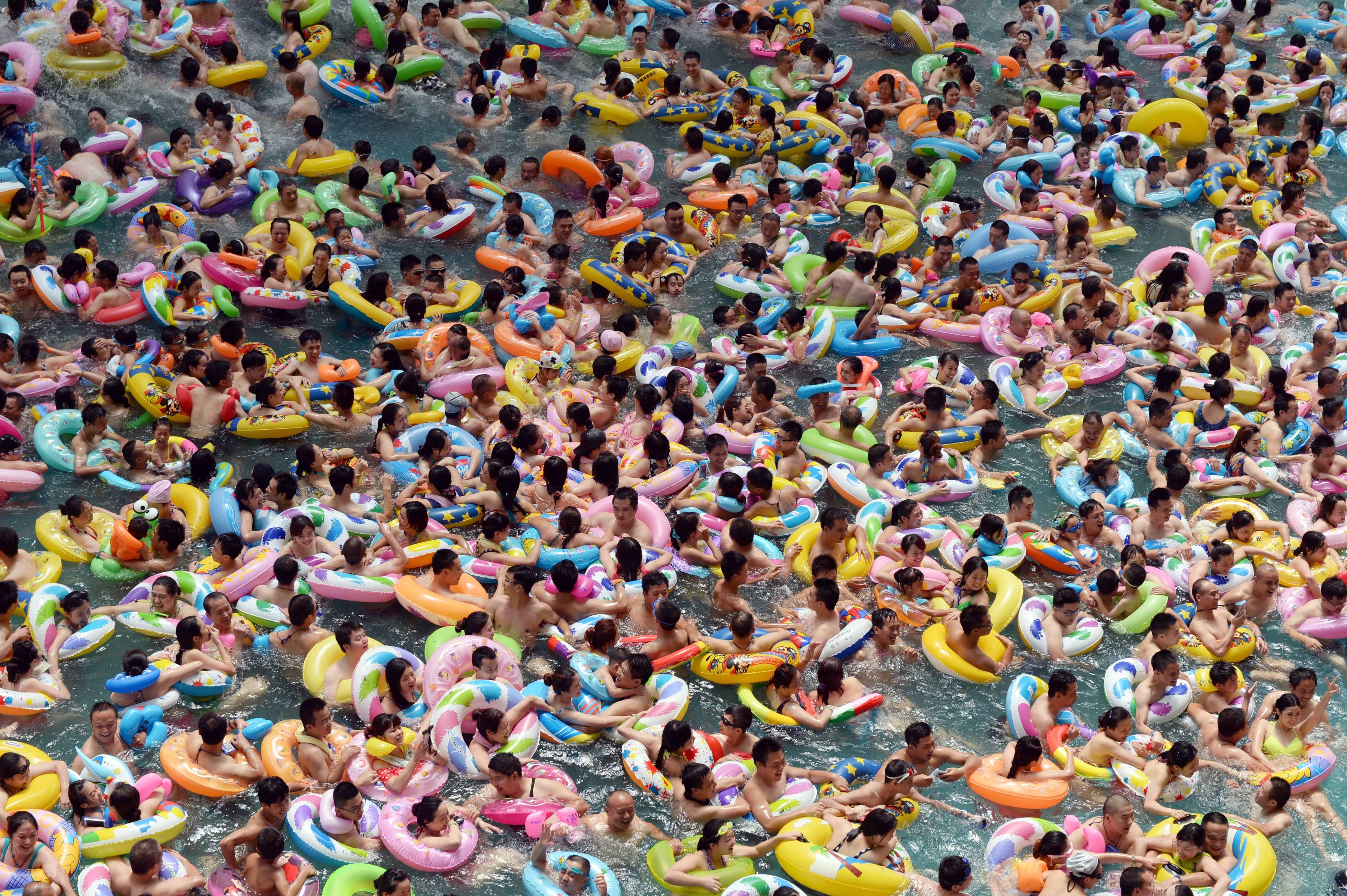 Personas capeando el calor en China.