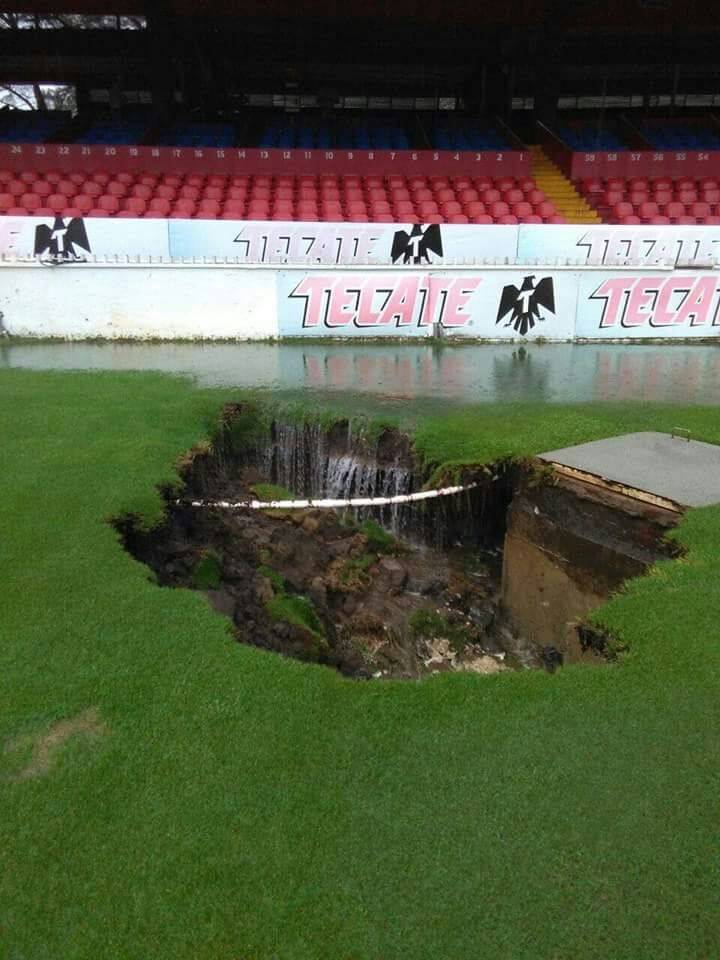 FACEBOOK DALE TIBURON Estadio de Veracruz se hunde debido a las fuertes lluvias