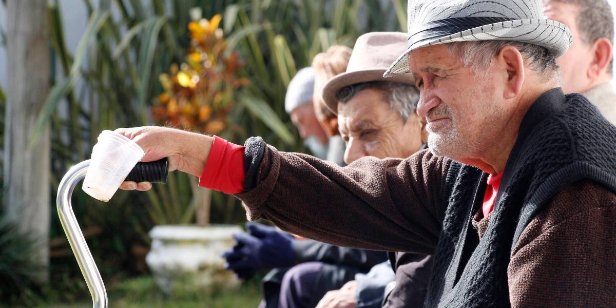 Resultado de imagem para Publicada lei que garante prioridade especial a idosos maiores de 80 anos