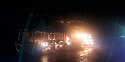 Pasajero incendia camión en Michoacán y se encierra para morir calcinado