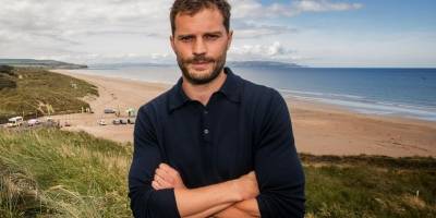 Jamie Dornan se roba la atención por 'extraño bulto' en su pantalón