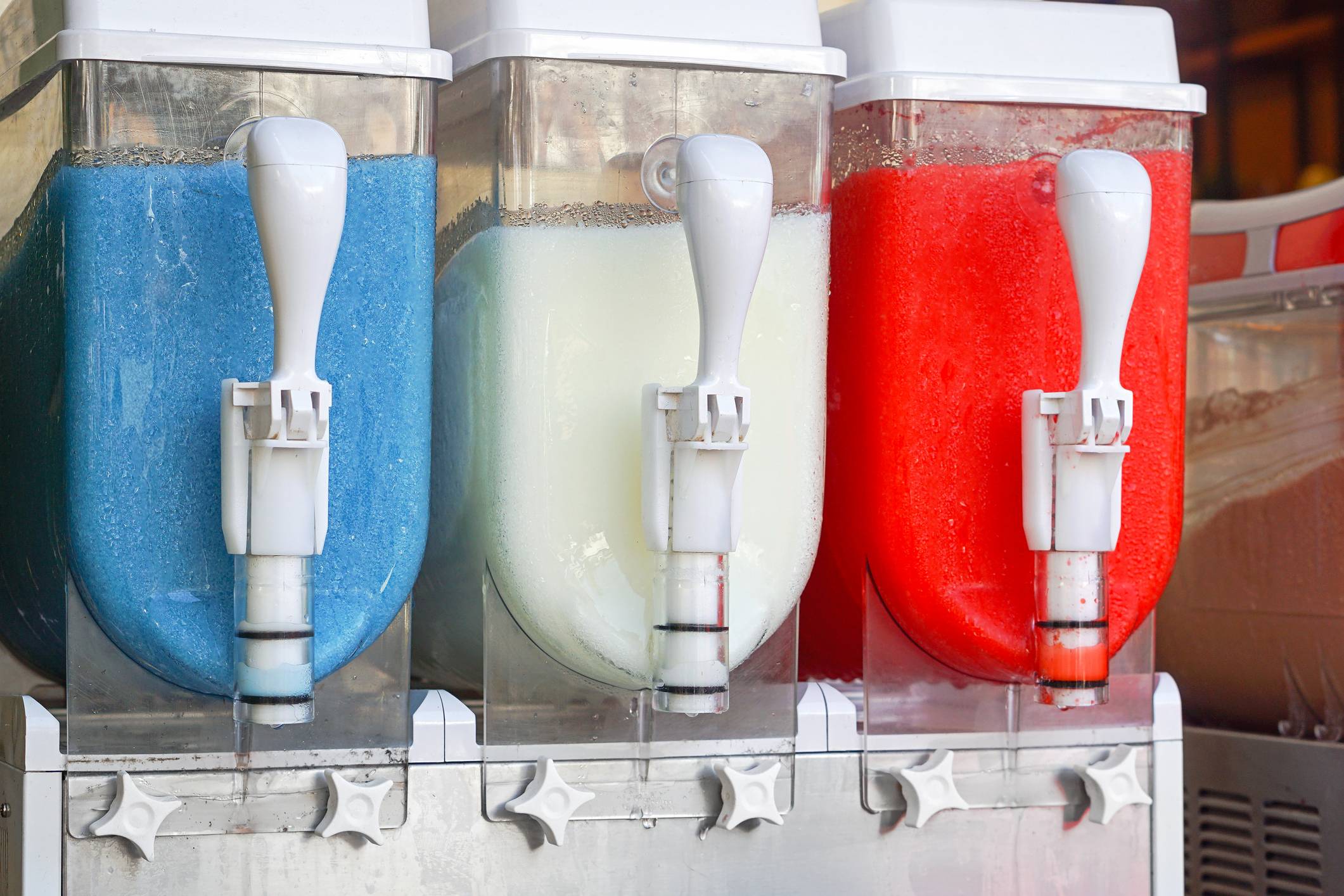 Frozen drinks dispenser