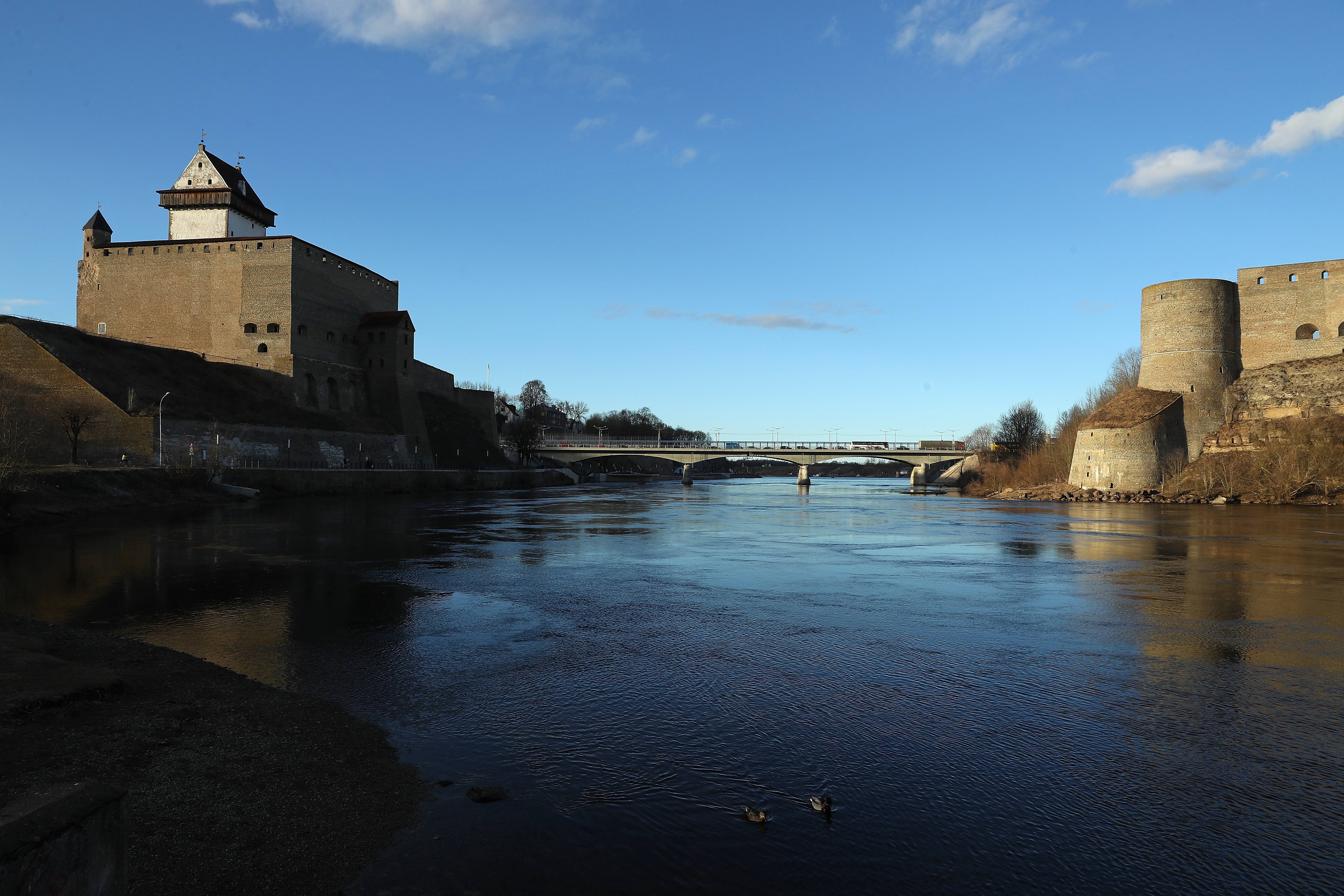 El río Narva, frontera natural entre Estonia (izquierda) y Rusia. Las fortalezas de ambos países se miran.