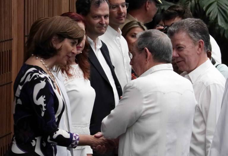 María Ángela Holguín saluda a Raúl Castro