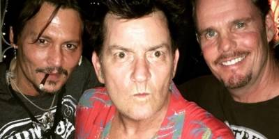 Depp recluta a Sheen para celebrar 30 años de 'Pelotón'