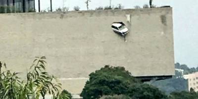 Auto sin frenos casi sale volando de estacionamiento Auto sin frenos casi sale volando de estacionamiento