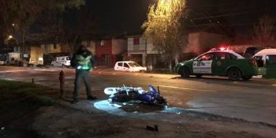 Motociclista y su acompañante fallecen tras chocar con un camión en Conchalí