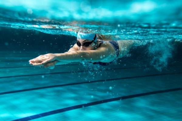 Ejercicios en la piscina para bajar de peso