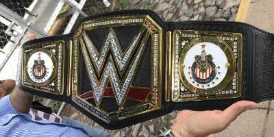 Chivas recibe el cinturón de la WWE por conquistar su título 12