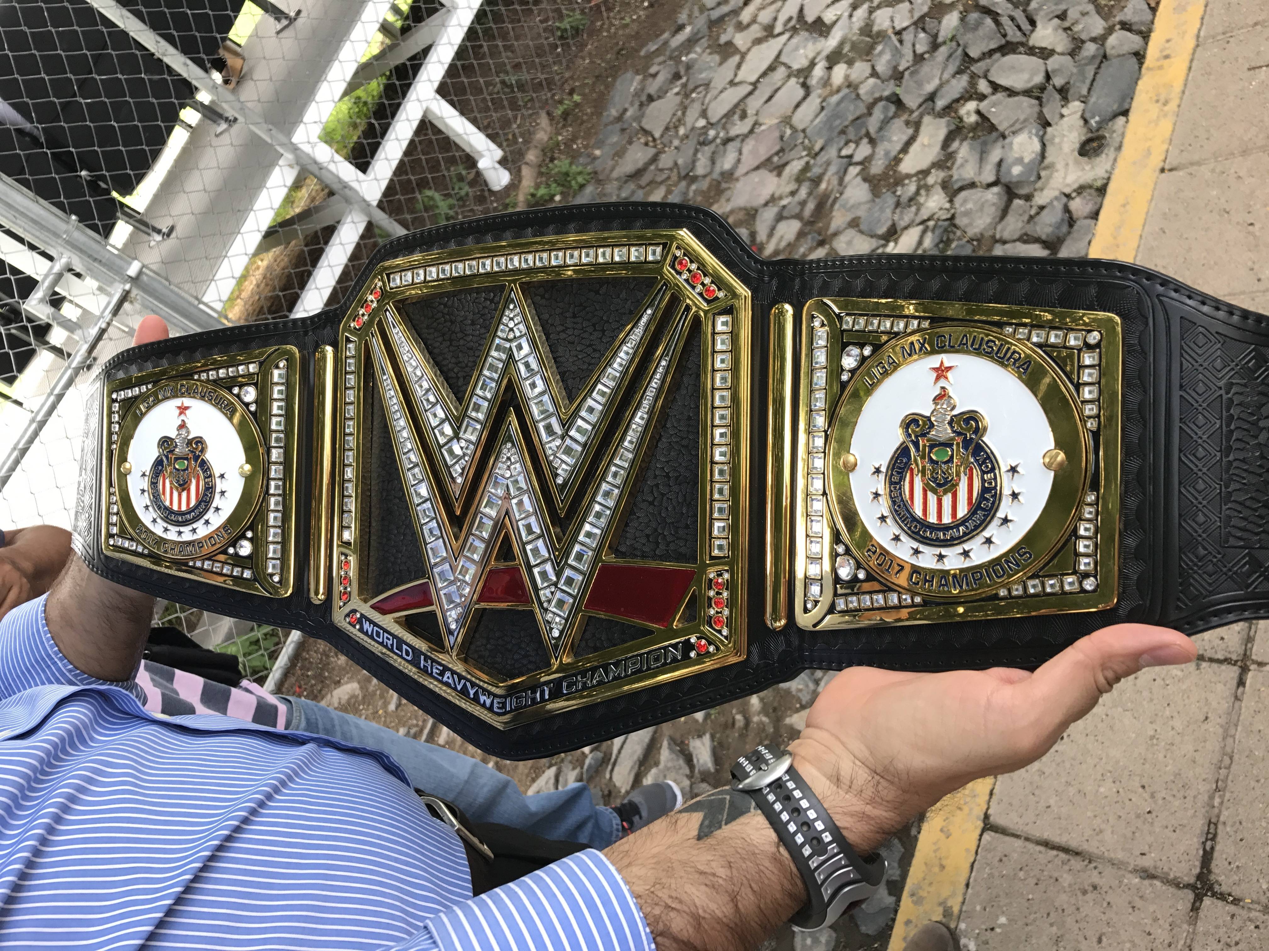 Chivas recibe el cinturón de la WWE por conquistar su título 12