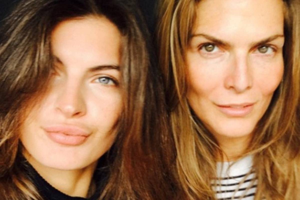 Montserrat Oliver y su novia Yaya Kosikova en la portada