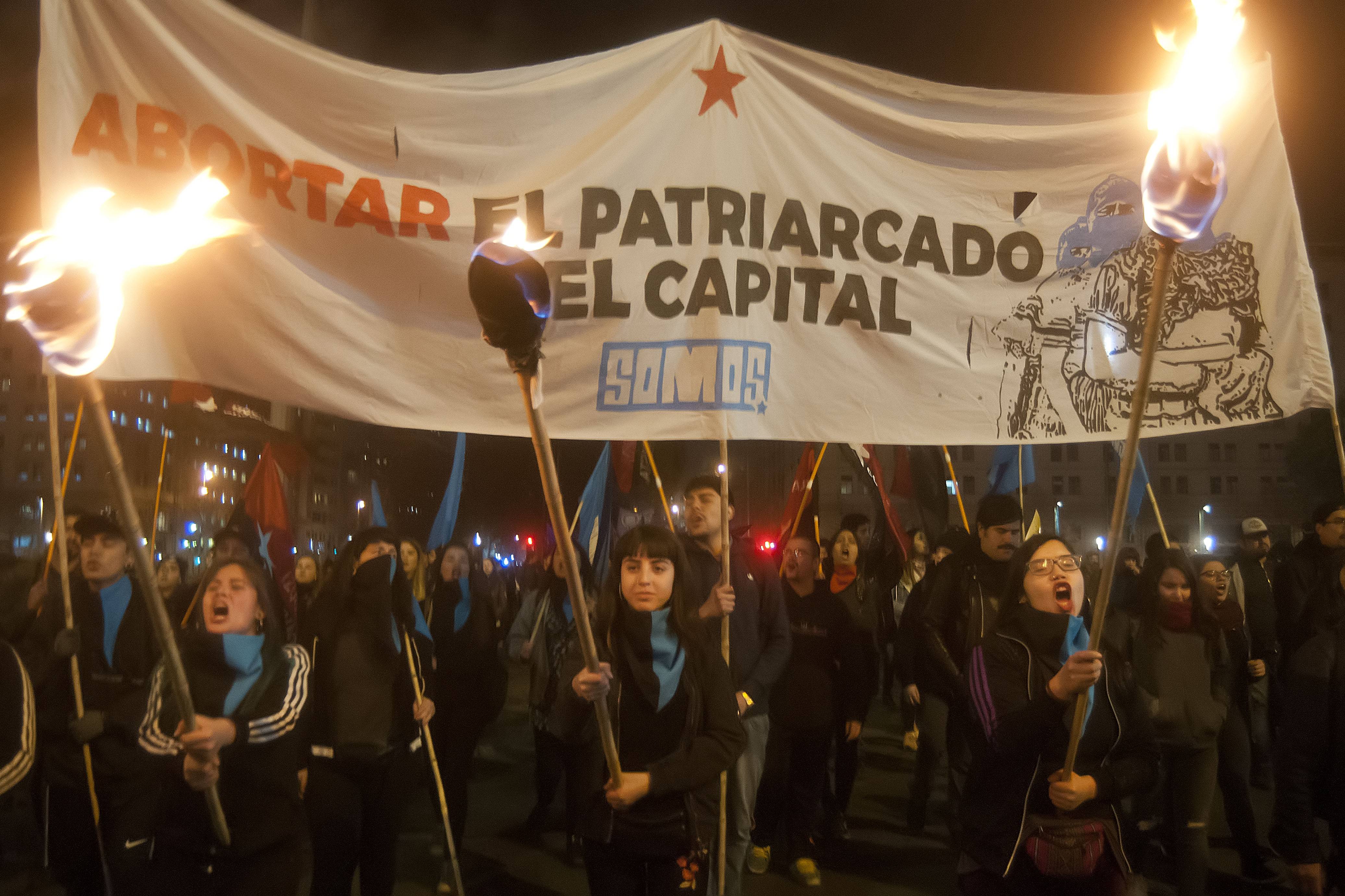 Multitudinaria marcha en Santiago a favor del aborto 'libre, seguro y gratuito'
