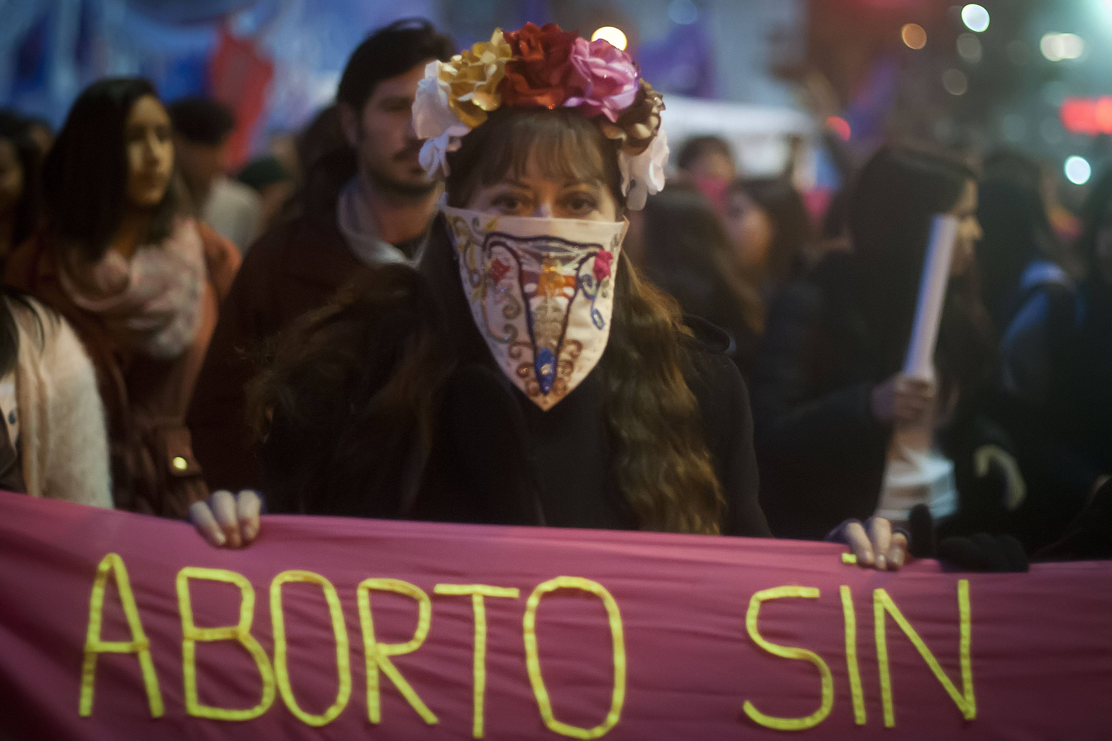 Multitudinaria marcha en Santiago a favor del aborto 'libre, seguro y gratuito'