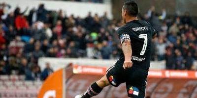 Esteban Paredes renovó contrato por dos años más con Colo Colo Esteban Paredes renovó contrato por dos años más con Colo Colo