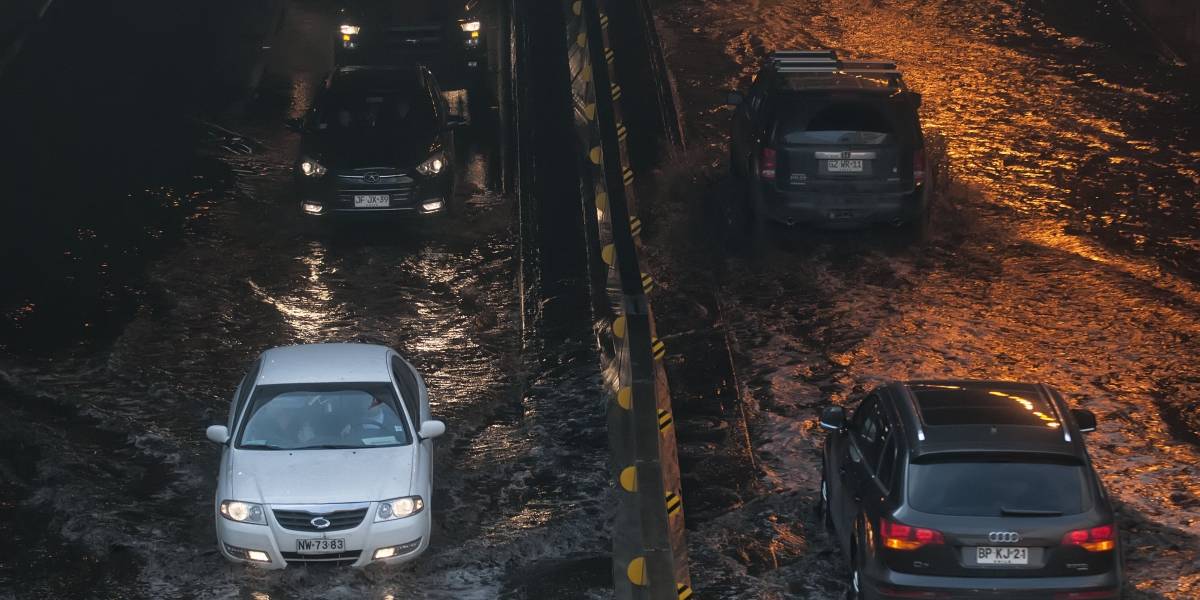 Rotura de matriz genera la inundación del paso bajo nivel de Manquehue