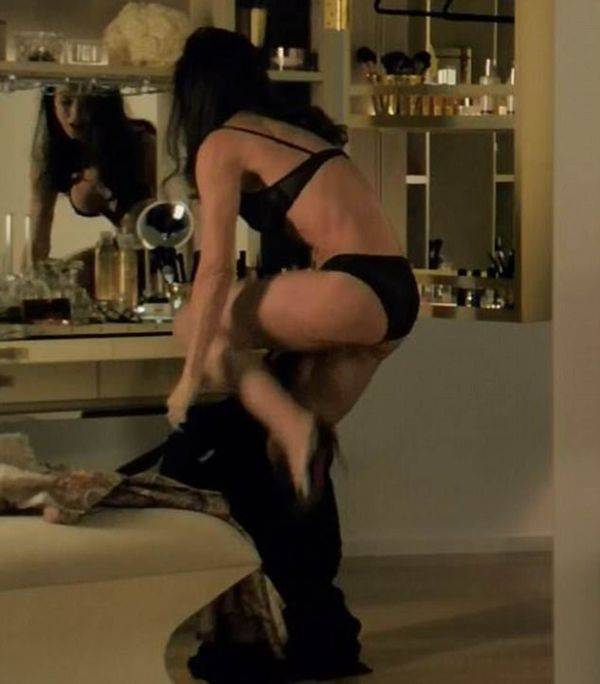 Demi Moore luce sensual figura durante grabaciones de su nuevo filme