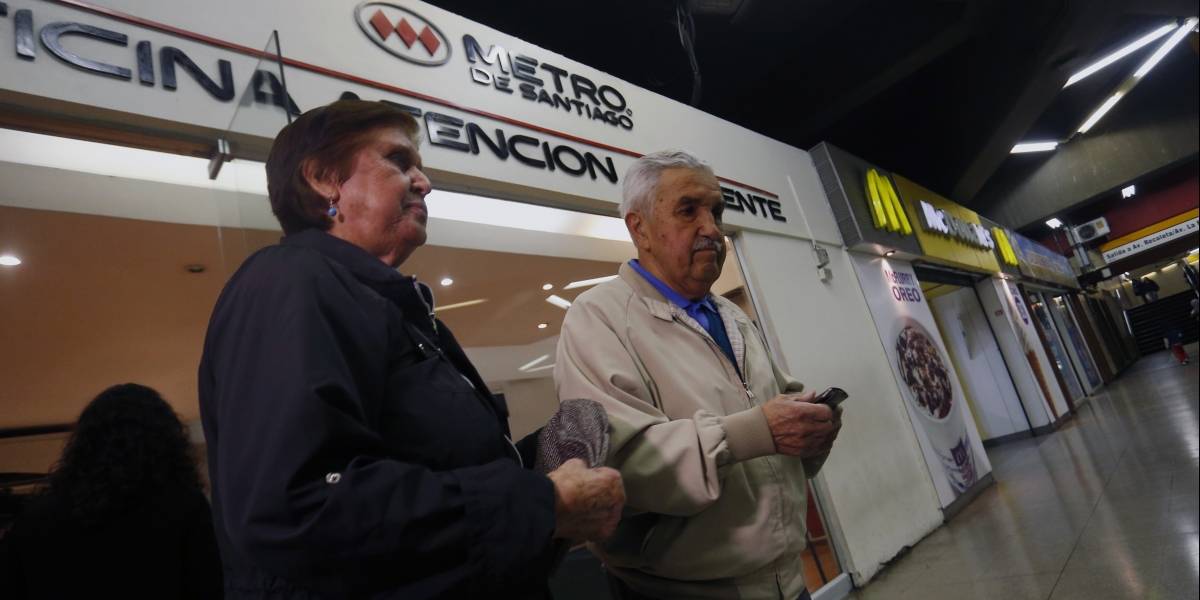 Metro revisará límite de viajes y adultos mayores analizan movilizaciones — CHILE