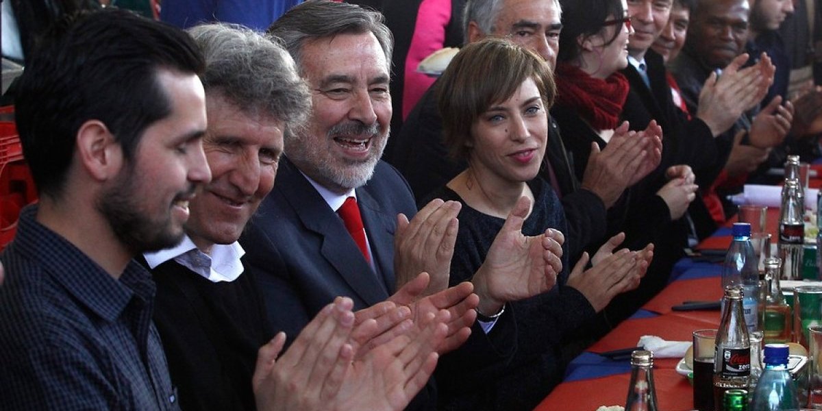 Alejandro Guillier inscribió su candidatura presidencial ante el Servicio Electoral