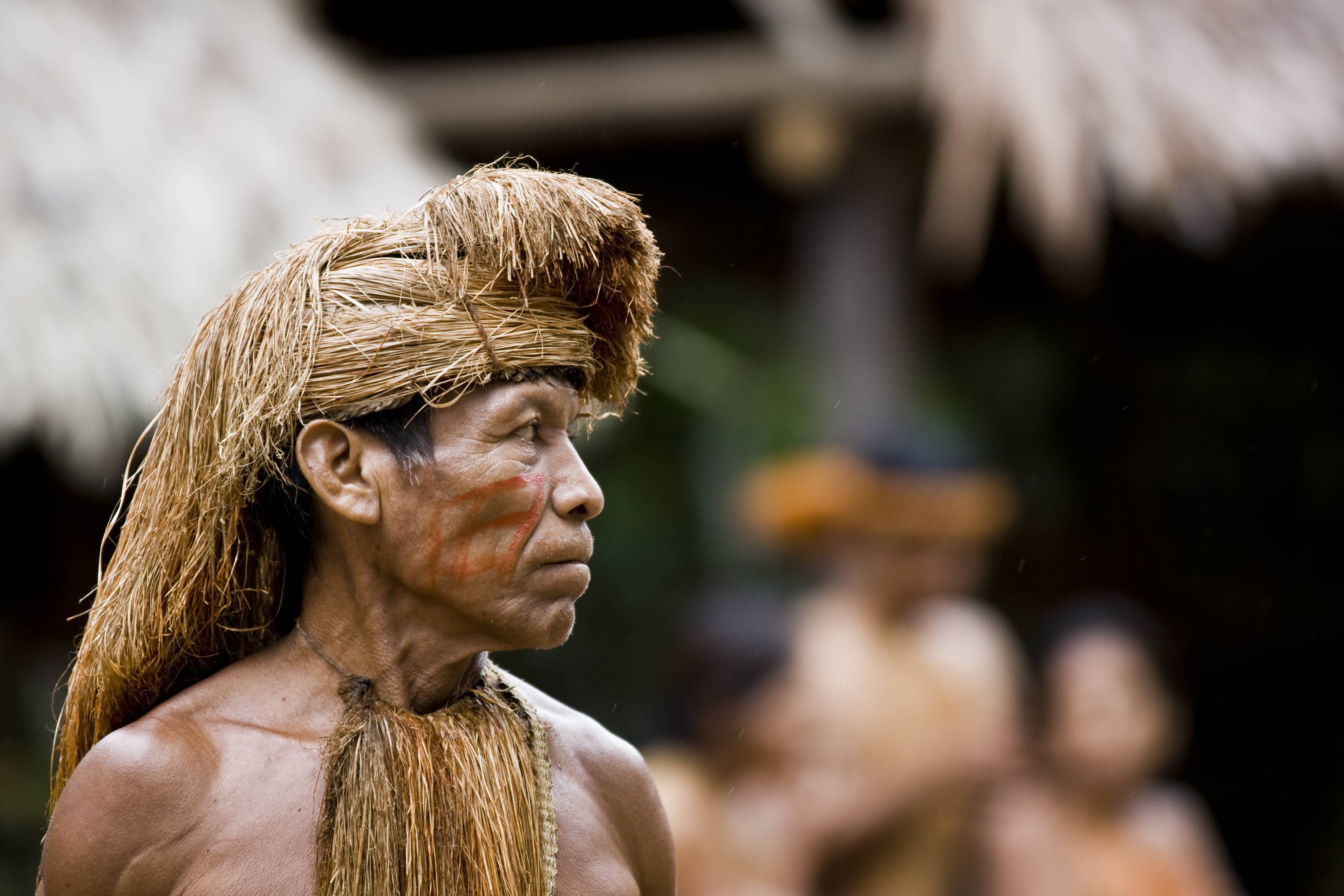 Jefe de una tribu amazónica. La región es una de las más amenazadas por las forestales en el mundo.