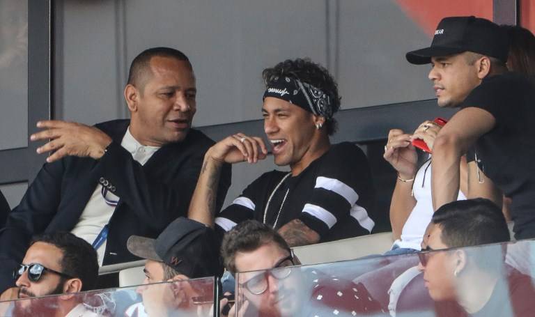 Neymar disfruta victoria del PSG en casa