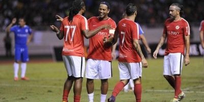 #VIDEO Ronaldinho DETIENE partido de futbol; Corre y ABRAZA a aficionado