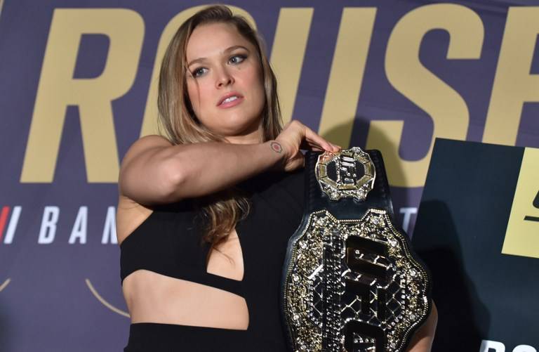 Ronda Rousey con el cinturón de la UFC