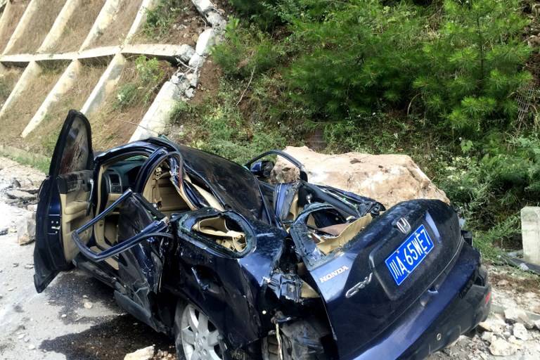 Vehículo aplastado tras terremoto en China agosto 2017
