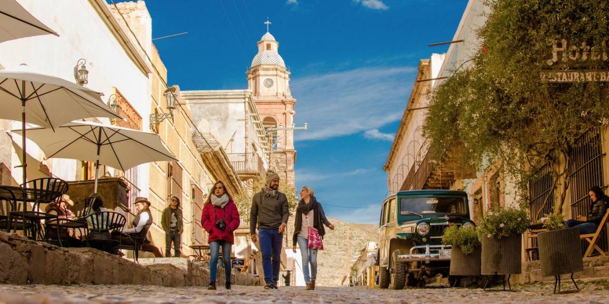 personas caminando por Real de Catorce