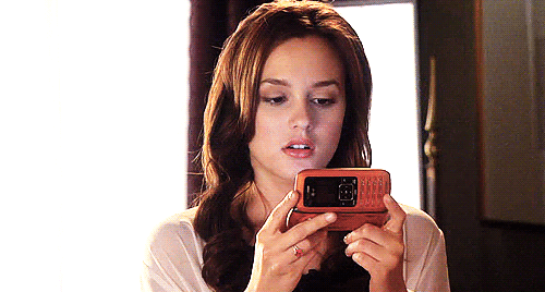 Mujer con celular Mujer con celular