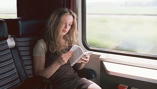 Mujer leyendo en el tren Mujer leyendo en el tren