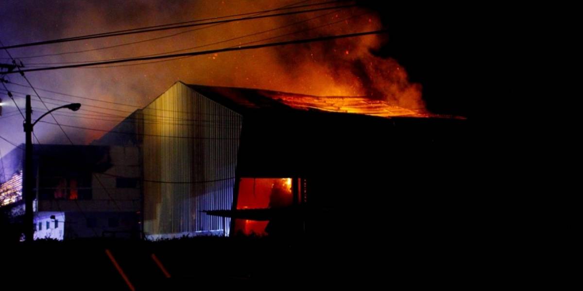 Incendio arrasa a papelera en Isla de Maipo y deja más de 60 evacuados: extinción del fuego tardará horas