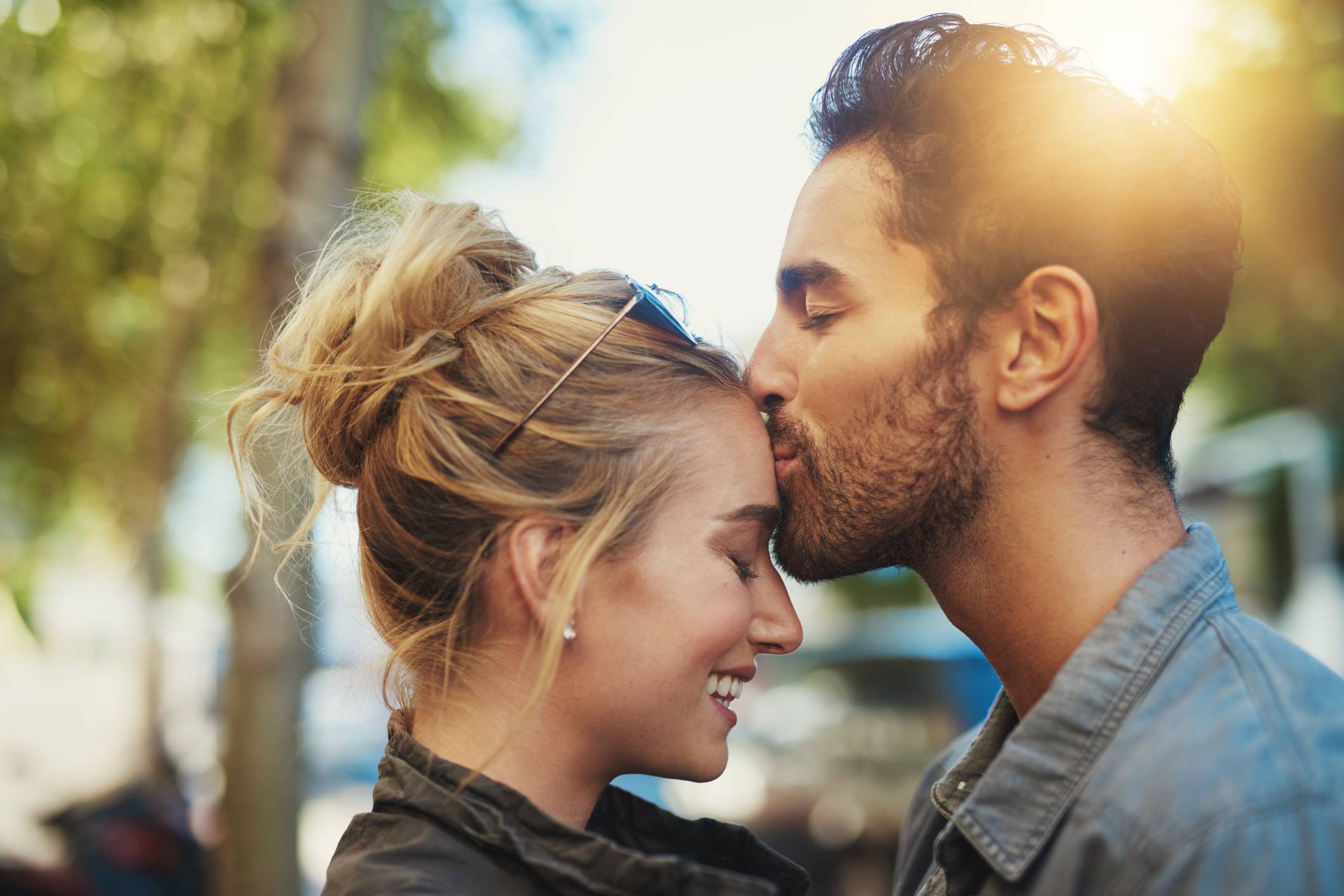 pareja beso