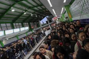 Estampida de hombres intenta ingresar al Metro de la CDMX