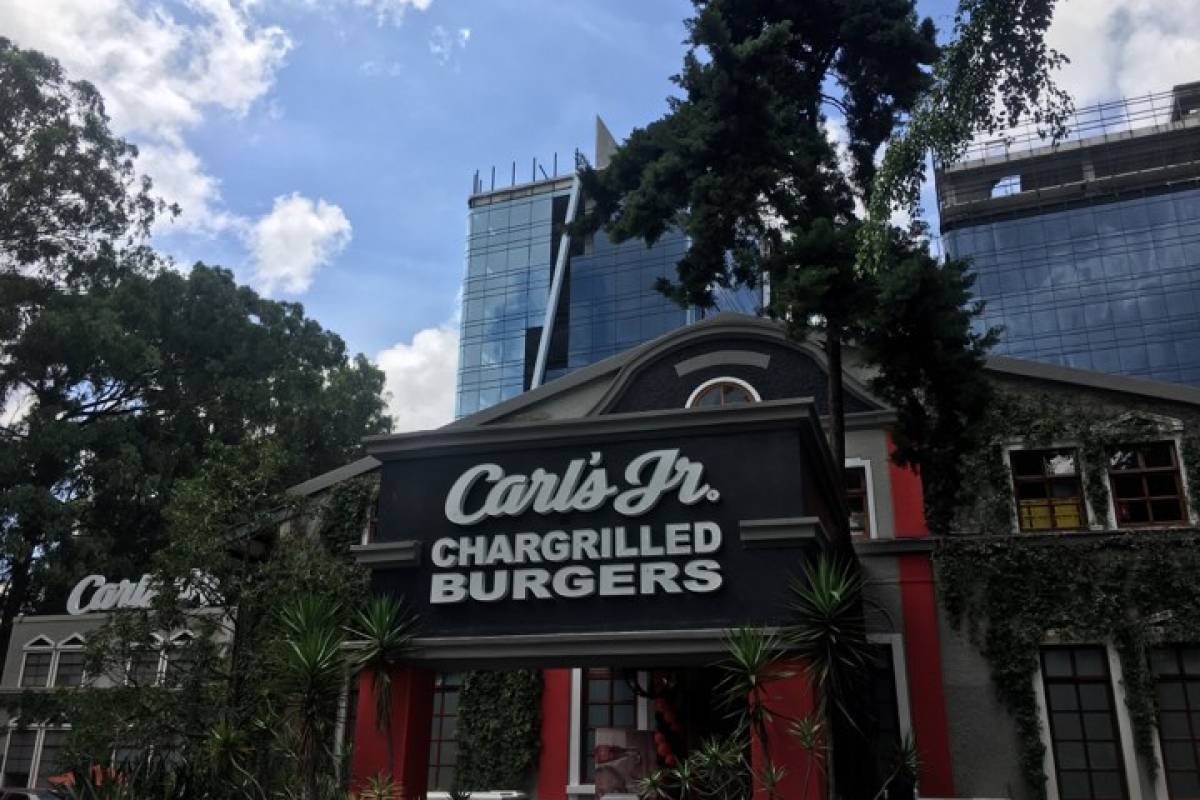 El nuevo restaurante Carl’s Jr. abre sus puertas en la zona 10 ¡A comer