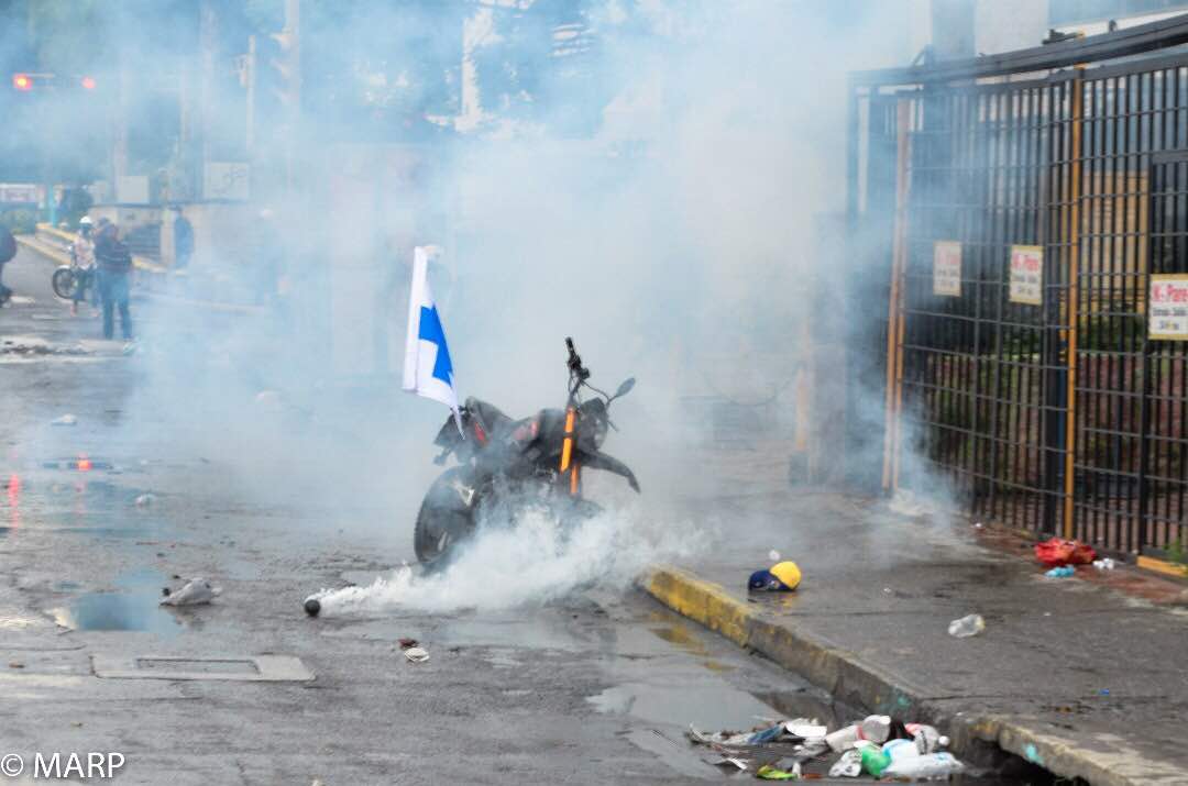 Una moto de los Cascos Azules, en plena manifestación.