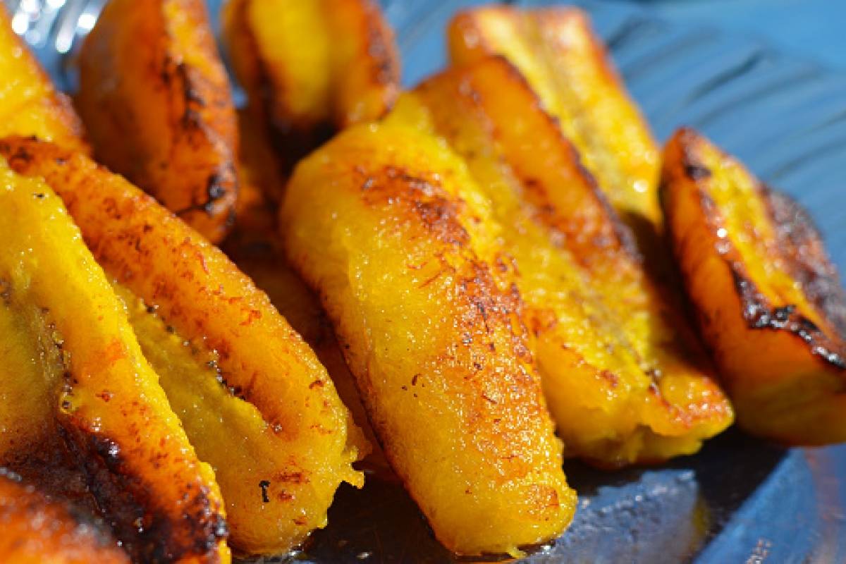 Bolitas de plátano maduro rellenas de carne Sabrosia Puerto Rico