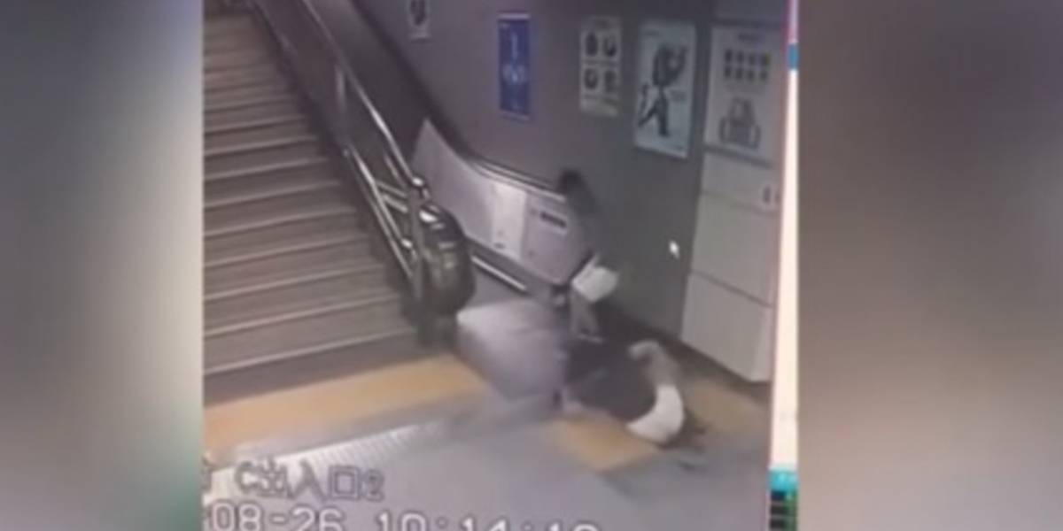 Escalera se 'come' a mujer en el metro