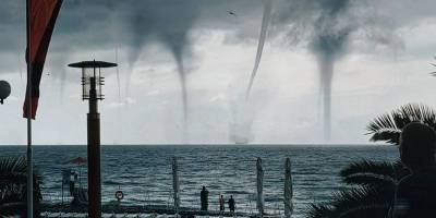 Un avión ruso aterriza en medio de un tornado — Espeluznante