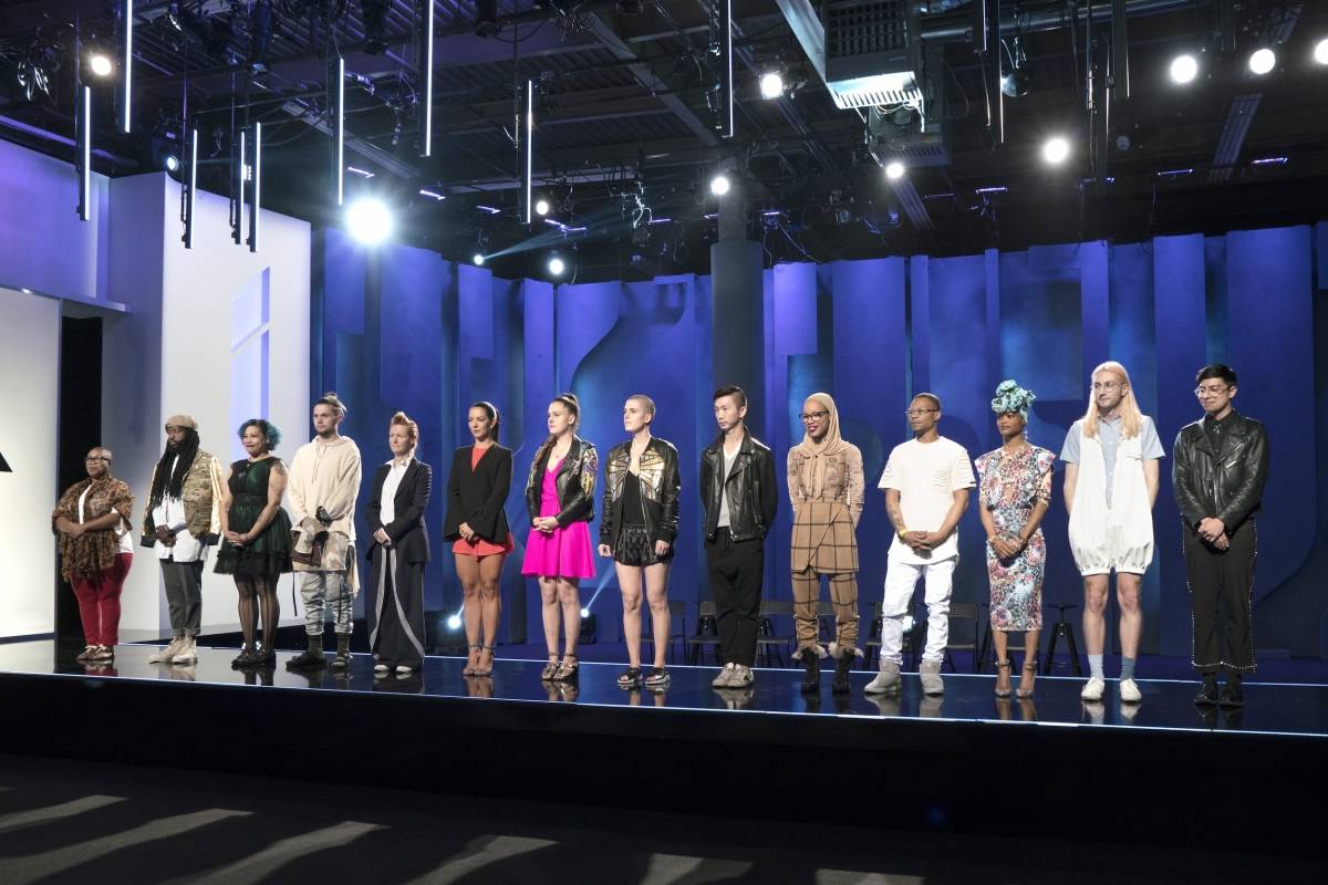 Margarita, la sexta de izquierda a derecha, junto al resto de los competidores en el tercer capítulo de Project Runway. Suministrada