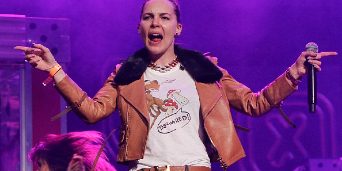 Belinda muy criticada por esta polémica foto