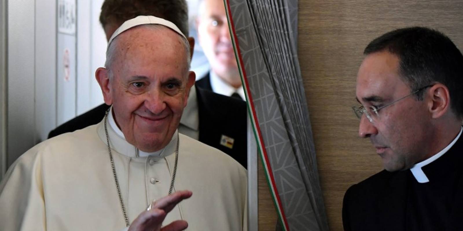 Papa Francisco saludando