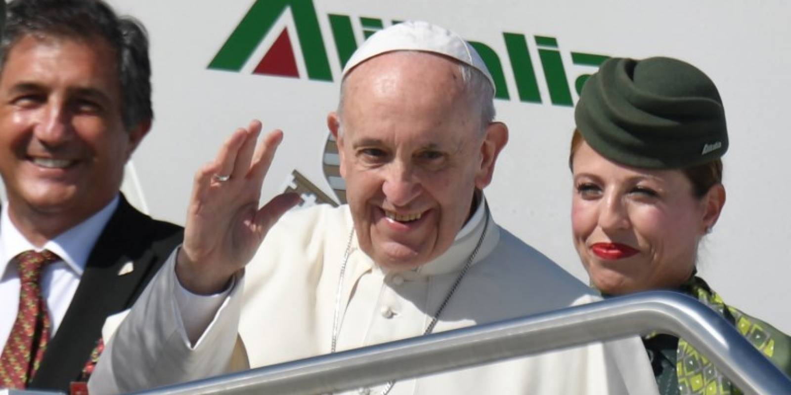 Papa Francisco sube a un avión rumbo a Colombia