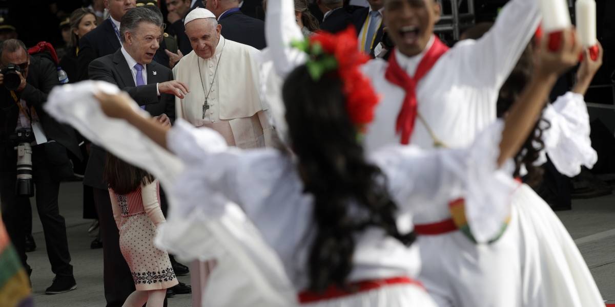 Francisco llegó a Colombia, donde permanecerá cinco días