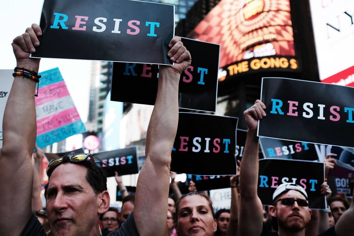 Protestas anti Trump por la medida de prohibir el ingreso de transgénero a cualquier rama del ejército de Estados Unidos.