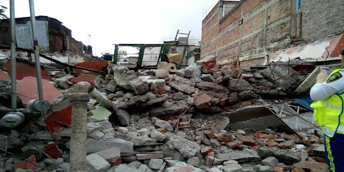 Cae barda en Venustiano Carranza; hay ocho trabajadores heridos Cae barda en Venustiano Carranza; hay ocho trabajadores heridos