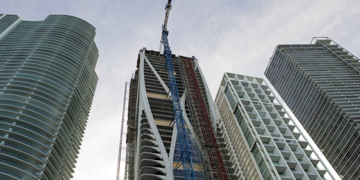 Una grúa cae sobre un edificio del centro de Miami por huracán Irma