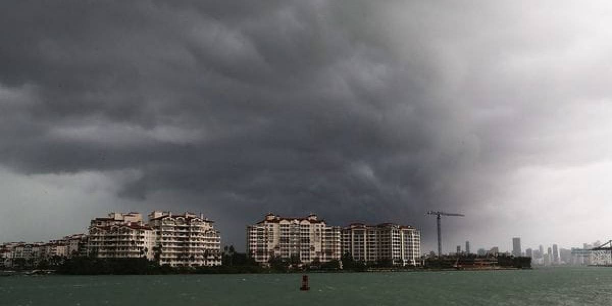 Colapsa una grúa de construcción en el inundado centro de Miami — Irma Colapsa una grúa de construcción en el inundado centro de Miami — Irma